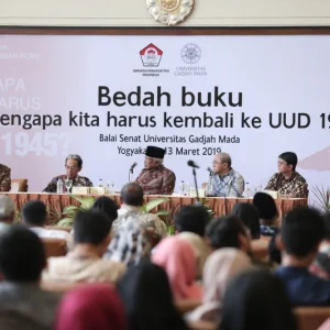 UGM Mendakan Bedah Buku Kembali Ke UUD 1945